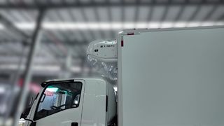 Εγκατάσταση ψυκτικής μονάδας T-1180Pro THERMO KING στο φορτηγό QINGLING ISUZU 700P Εγκατάσταση Eff